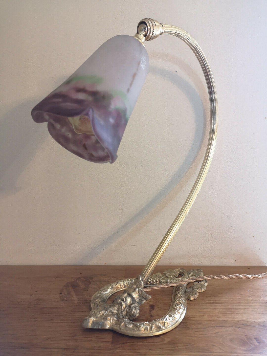 LAMPE ART DECO EN BRONZE. TULIPE EN PATE DE VERRE SIGNEE MULLER FRERES.