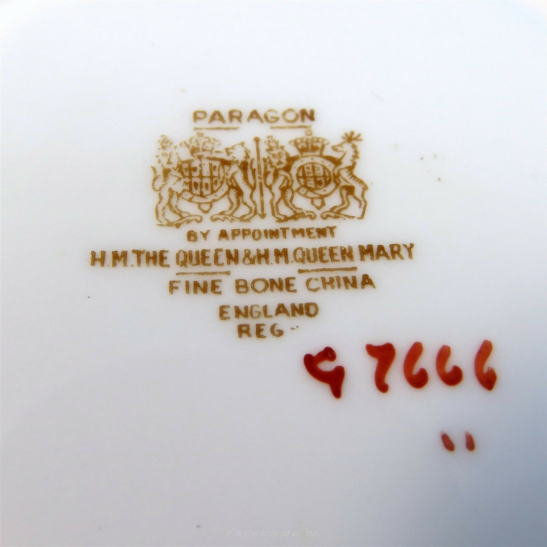 パラゴン　可愛いローズのブーケ　淡いブルーとシルバー縁のカップ&ソーサー