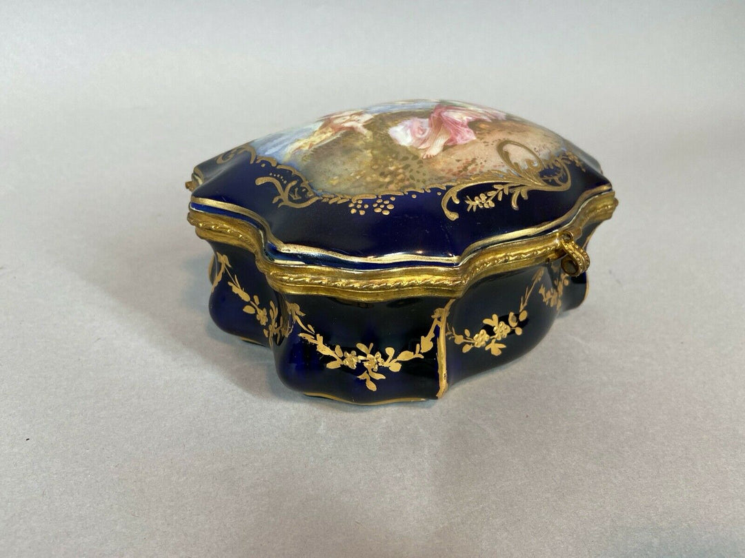 19th Century French Sèvre Porcelain Box. WORLDWIDE FREE SHIPPING