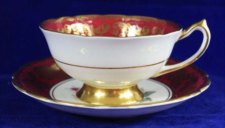 パラゴン　ピンクローズと金彩のロココ文様のレッドカップ＆ソーサー