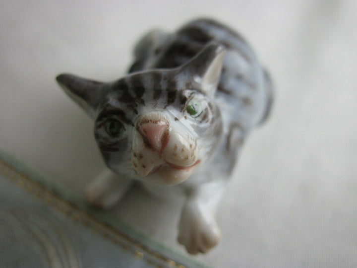 マイセン人形、足を出す猫