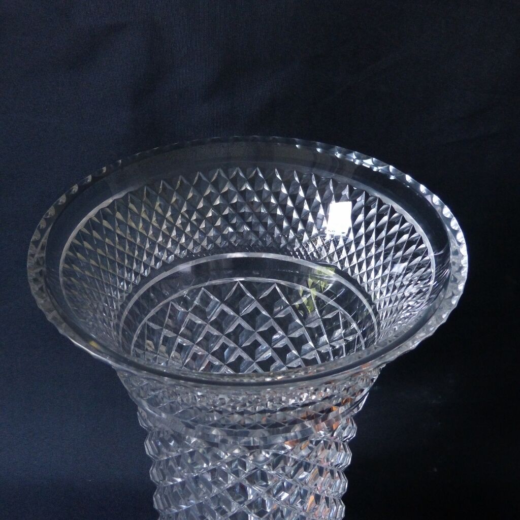 Très Grand Vase En Cristal Taillé Cabochon Et Pointe Diamant, St Louis? Baccarat