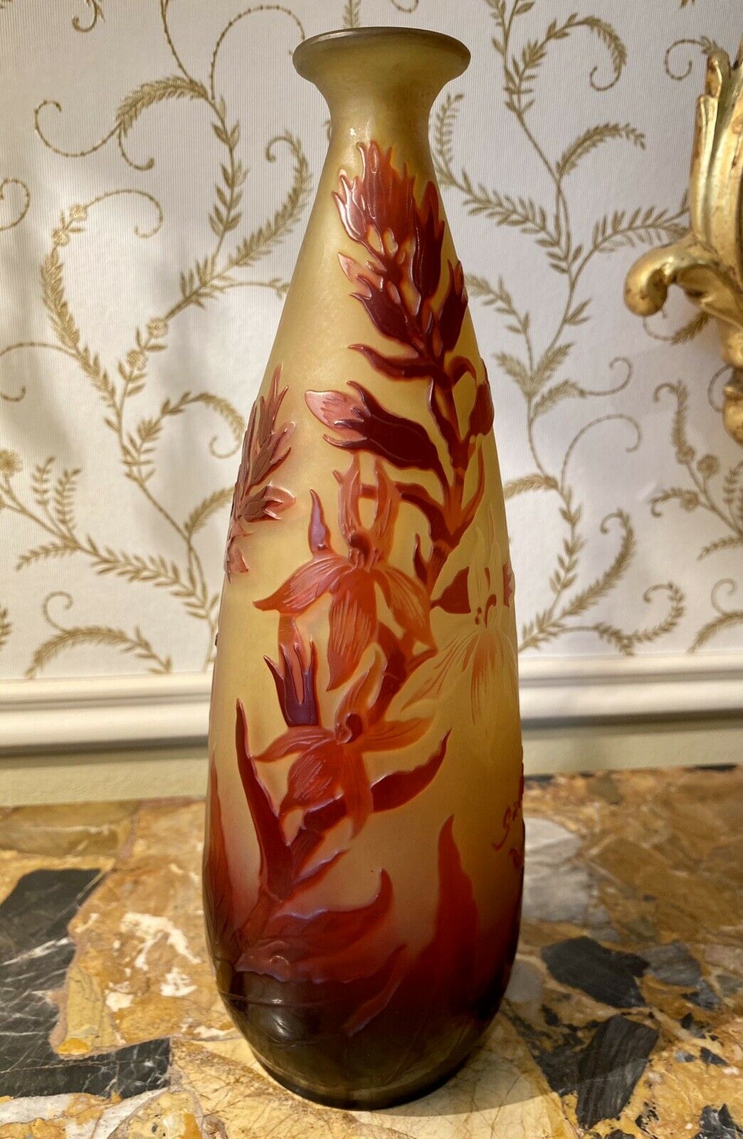 Émile GALLE - Vase Piriforme allongé aux Iris