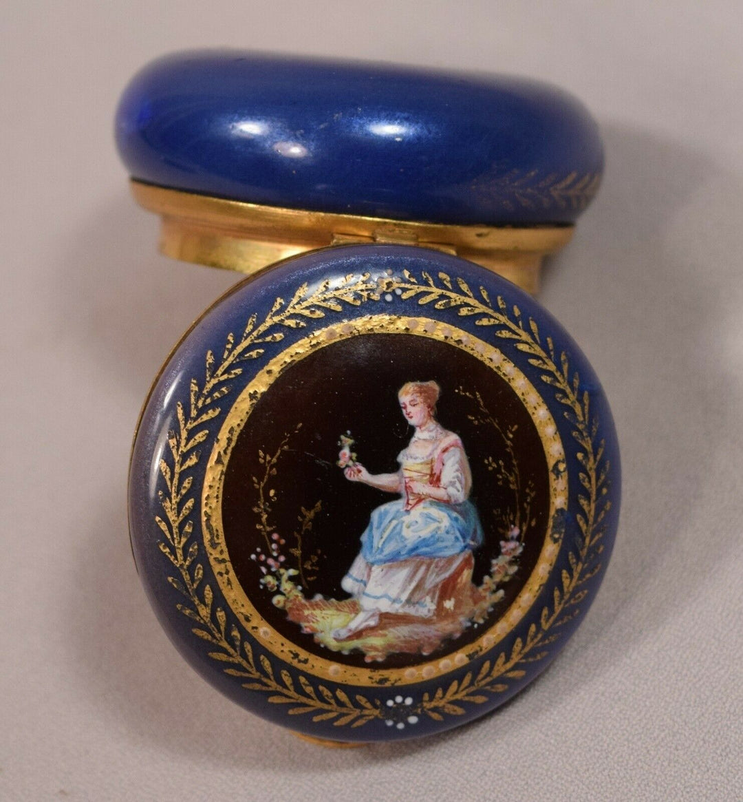 Beautiful Antique French Enamel Snuff Box Brilliant Gold Wash Interior
