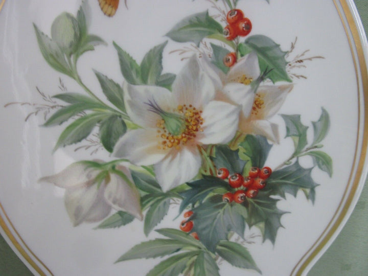 Schöne Meissen Bildplatte mit naturalistische Blumen, Schmetterling und Gold