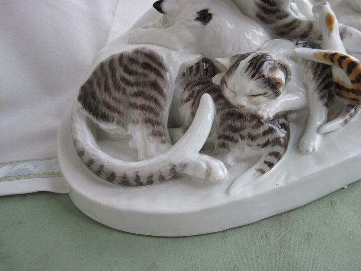 Schöne große Meissen Figur Schlafende Katzen-Gruppe, HAEHNEL FC