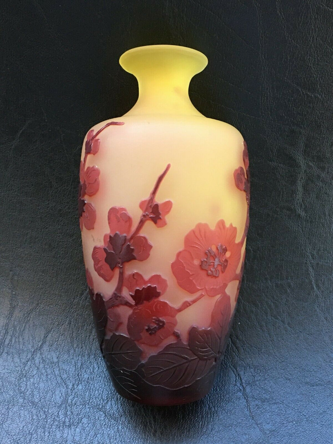 エミールガレ　ボケの花の花瓶 縁が黄色