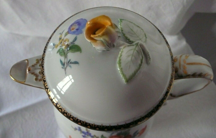 Große Kaffeekanne Meißen Schwertermarke Porzellan reiche Blumenmalerei , A-Kante