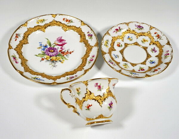 マイセン B フォーム　コーヒーカップ＆ソーサー　プレート　トリオ  スキャタードフラワー 金彩縁