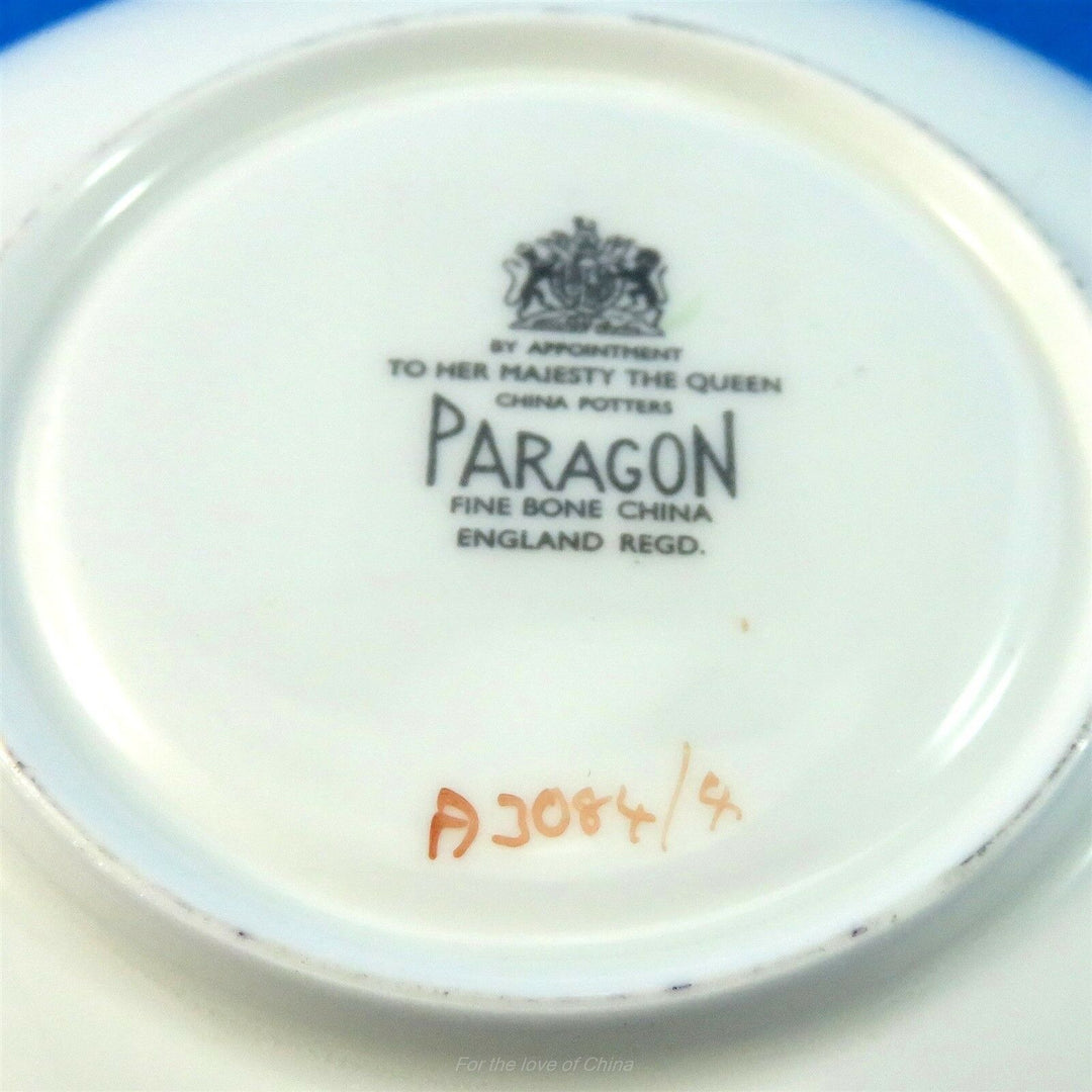 パラゴン　淡いピンク地に華やかなフローラルブーケのカップ&ソーサー