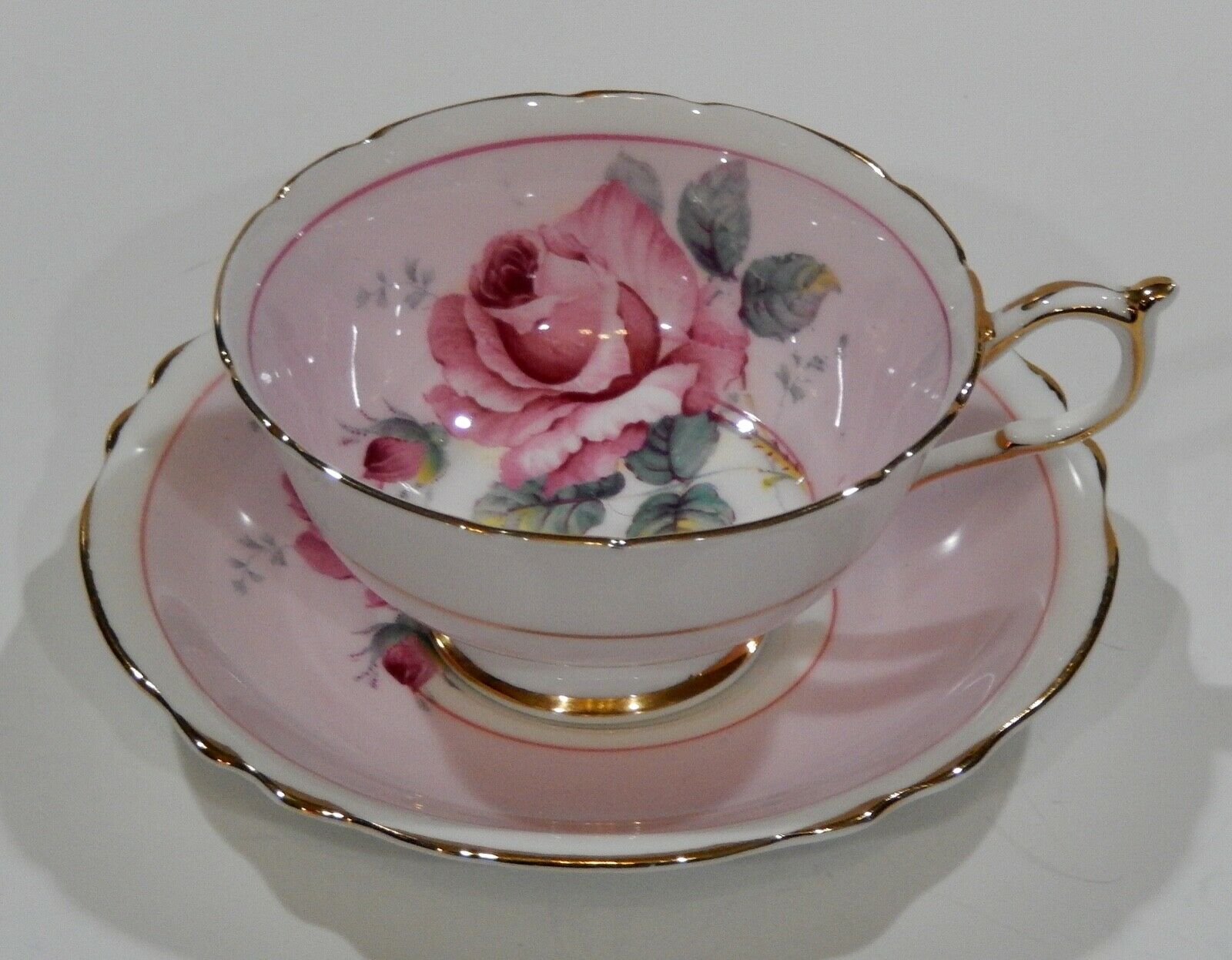 パラゴン ピンク地に大輪のピンクローズのカップ＆ソーサー  