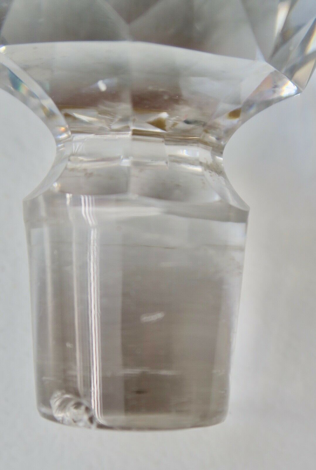 Ancien flacon de toilette en cristal de Baccarat cannelures or Hauteur env 19 cm