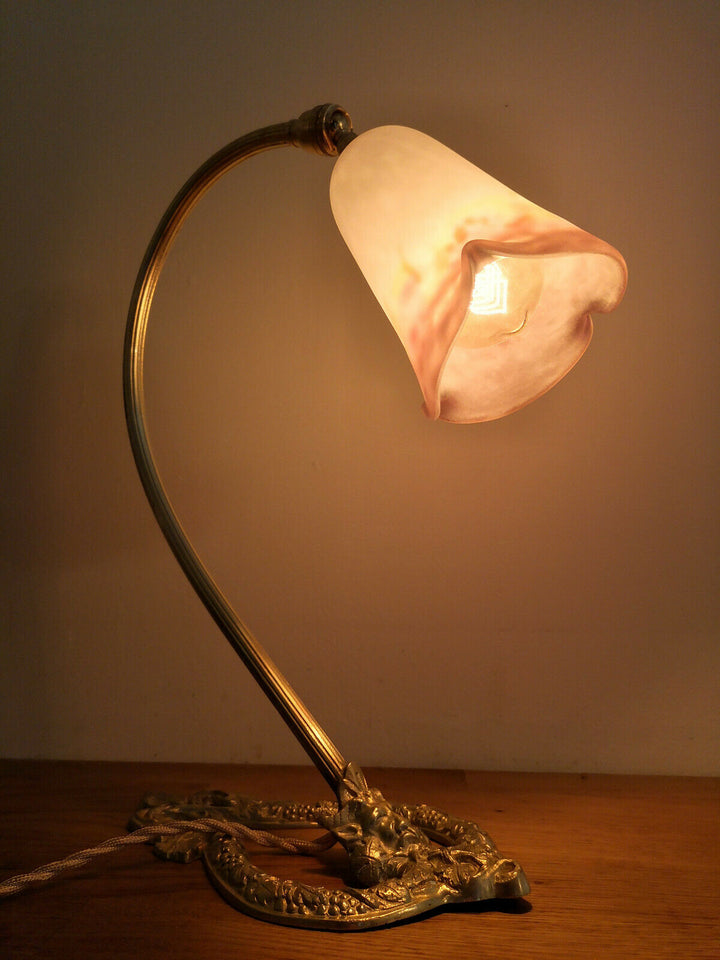LAMPE ART DECO EN BRONZE. TULIPE EN PATE DE VERRE SIGNEE MULLER FRERES.