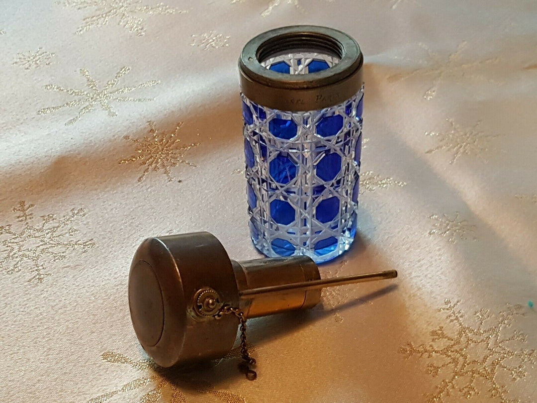 Baccarat flacon vaporisateur en verre bleu "signé AGNEL Paris"