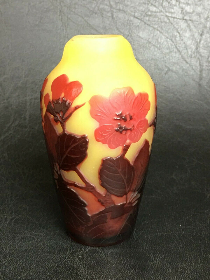 エミールガレ　ボケの花の花瓶 下地が黄色