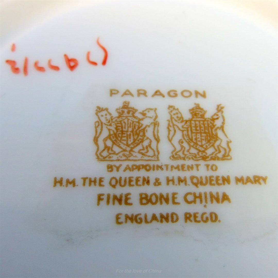 パラゴン　淡いイエローじにゴールドのスター模様のカップ&ソーサー