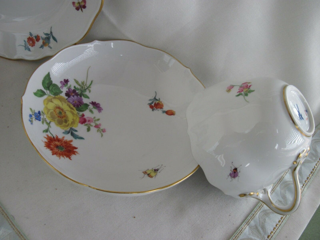 Schöne Meissen Kaffee-Sammeltasse mit vielen Blumen, Insekten-Malerei und Gold