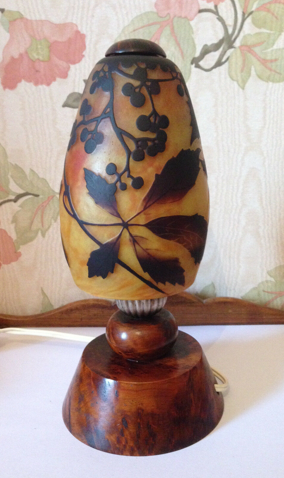 Daum Nancy : lampe en verre multicouches à décor floral / pied en bois précieux