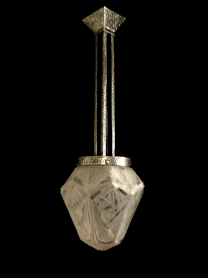 MULLER FRÈRES: SUSPENSION ART DÉCO EN FER FORGÉ ET GLOBE EN VERRE PRESSÉ 1930