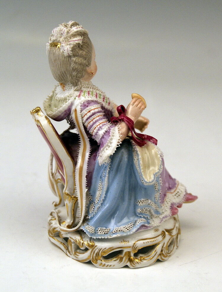 MEISSEN FIGUR MÄDCHEN AM SESSEL ZWIRNWINDE M.V.ACIER MNR: C28 UM 1860