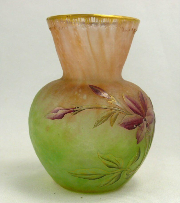 Daum, vase miniature multicouche, dégagé à l'acide, émaillé, doré, signé, intact