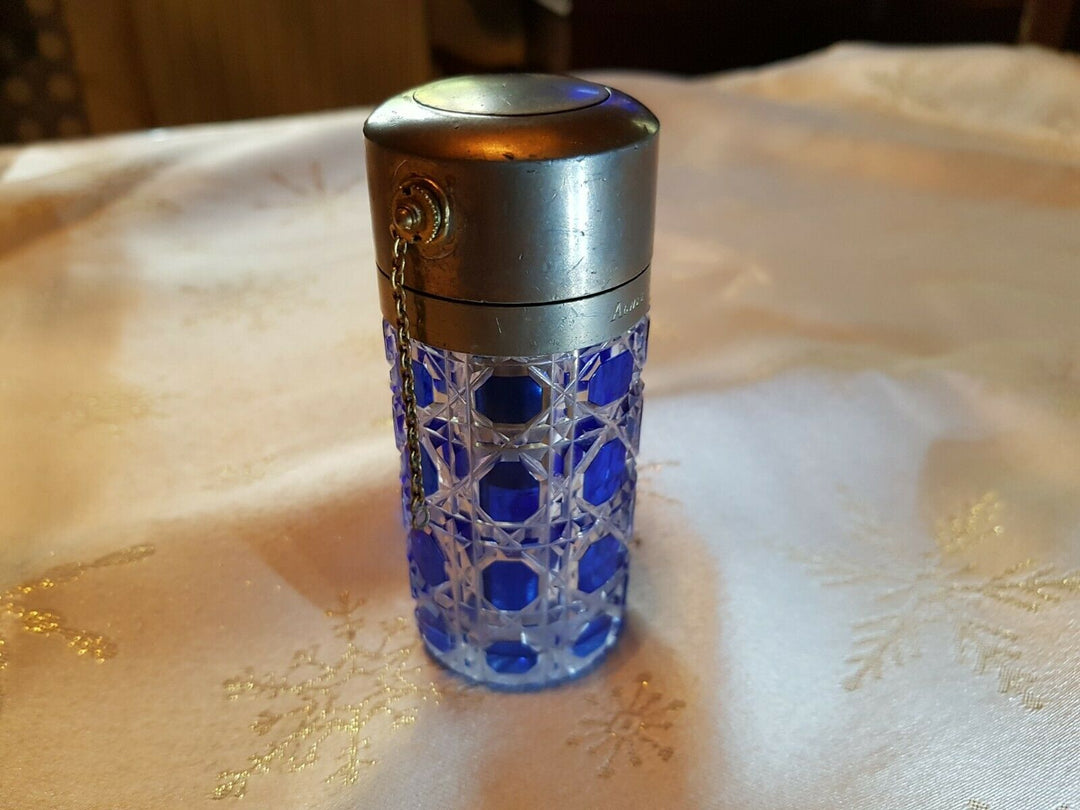Baccarat flacon vaporisateur en verre bleu "signé AGNEL Paris"