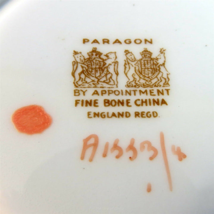 パラゴン　ライトピンク地に煌びやかな薔薇のブーケ　カップ&ソーサー