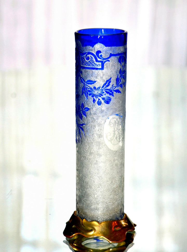 Baccarat, 1917. Vase tubulaire "Églantier" en cristal dégagé à l’acide et bronze