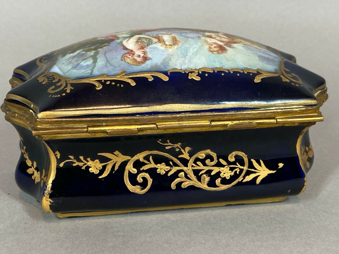 19th Century French Sèvre Porcelain Box. WORLDWIDE FREE SHIPPING