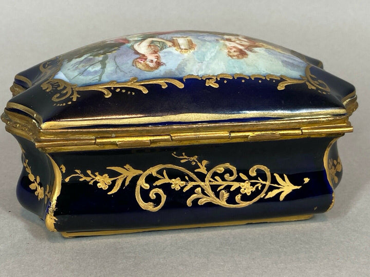 19th Century French Sèvre Porcelain Box. WORLDWIDE FREE SHIPPING