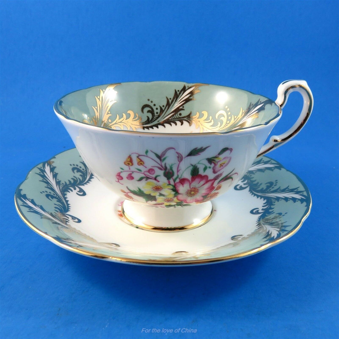 パラゴン　セージグリーンとゴールドの縁に花模様のカップ&ソーサー