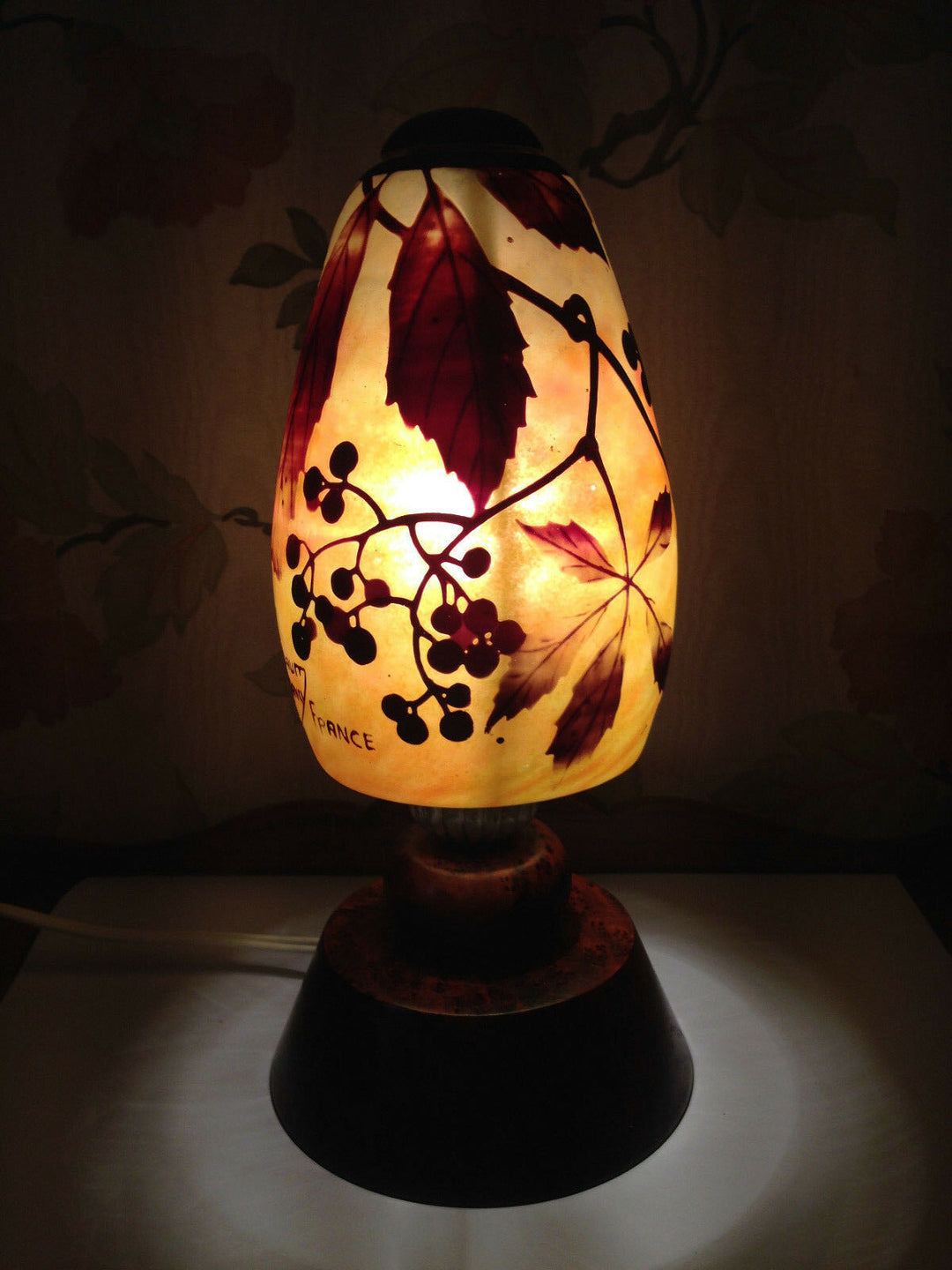 Daum Nancy : lampe en verre multicouches à décor floral / pied en bois précieux