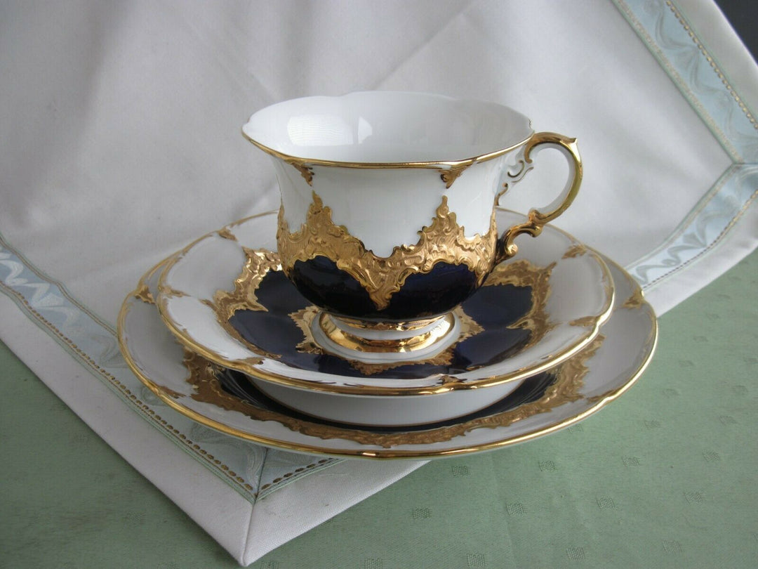 Schöne Meissen Kaffee-Sammeltasse in B-Form mit Kobalt und Gold