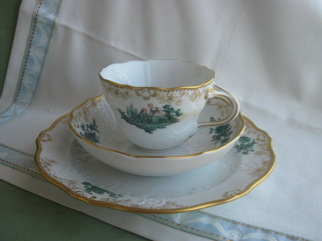 Wunderschöne Meissen Kaffee-Sammeltasse, Kupfergrün mit Watteau-Szenen