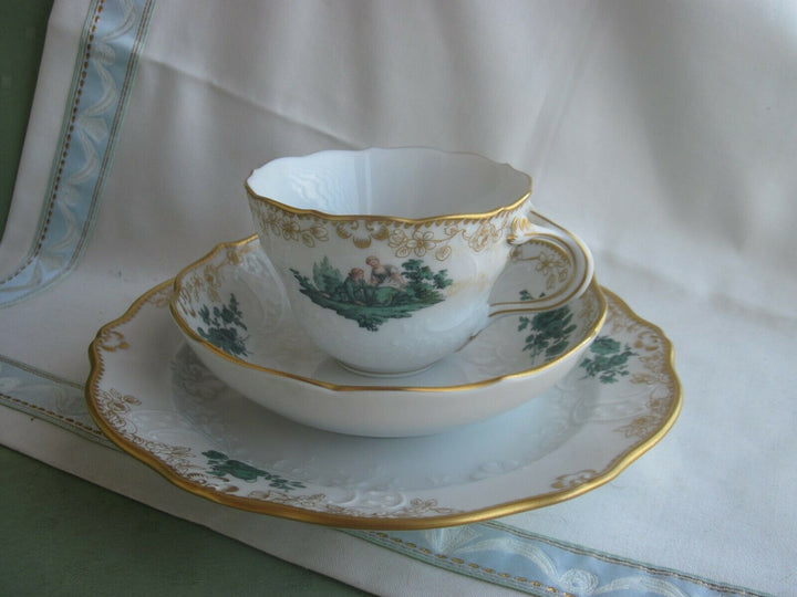 Wunderschöne Meissen Kaffee-Sammeltasse, Kupfergrün mit Watteau-Szenen