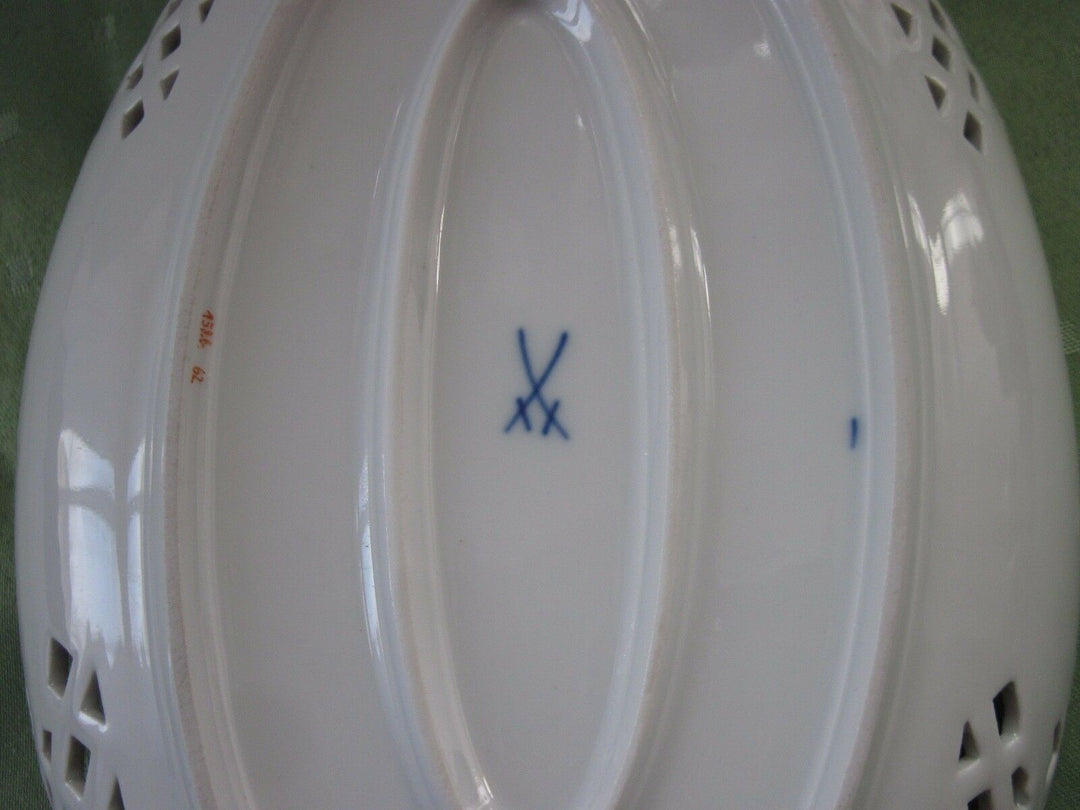 Schöne Meissen Korb-Schale mit Vogel-Dekor, Insekten und Gold