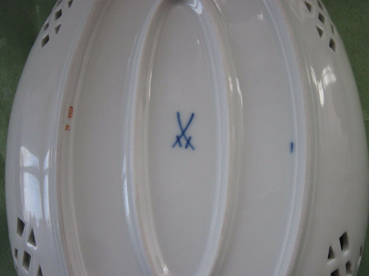 Schöne Meissen Korb-Schale mit Vogel-Dekor, Insekten und Gold