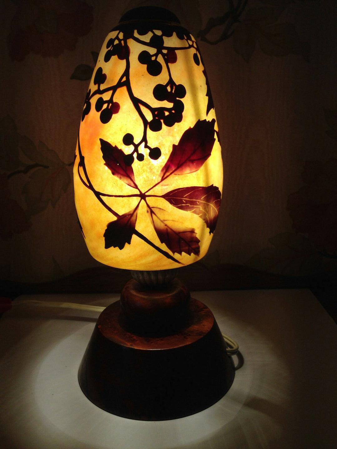 Daum Nancy : lampe en verre multicouches à décor floral / pied en bois précieux