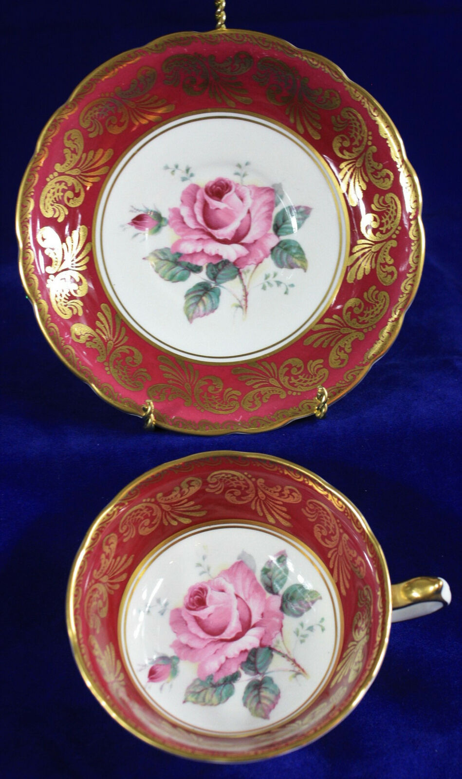 パラゴン　ピンクローズと金彩のロココ文様のレッドカップ＆ソーサー