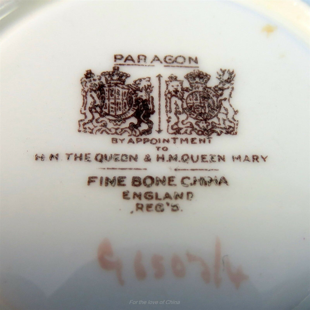 パラゴン　淡いピンク地と鮮やかなチューリップのカップ&ソーサー