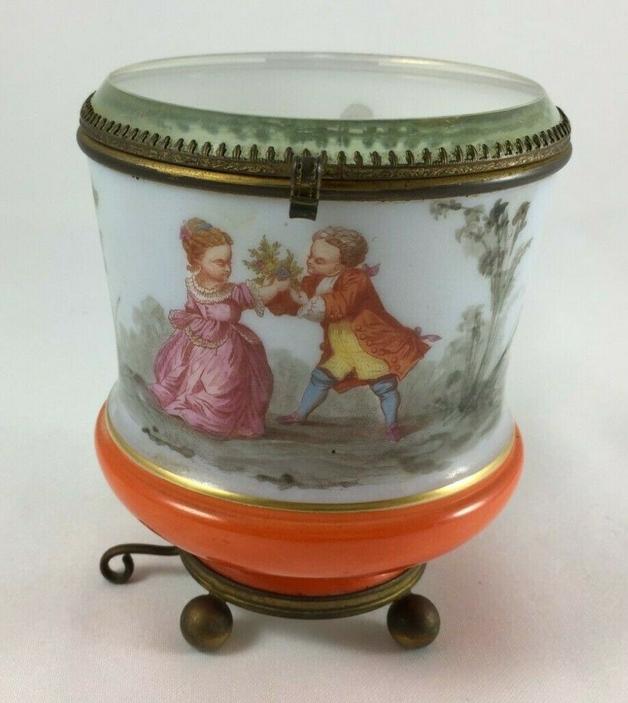 Sweet Box IN Opaline Baccarat Decorated With Romantic Feet Ball XIX ° #H483