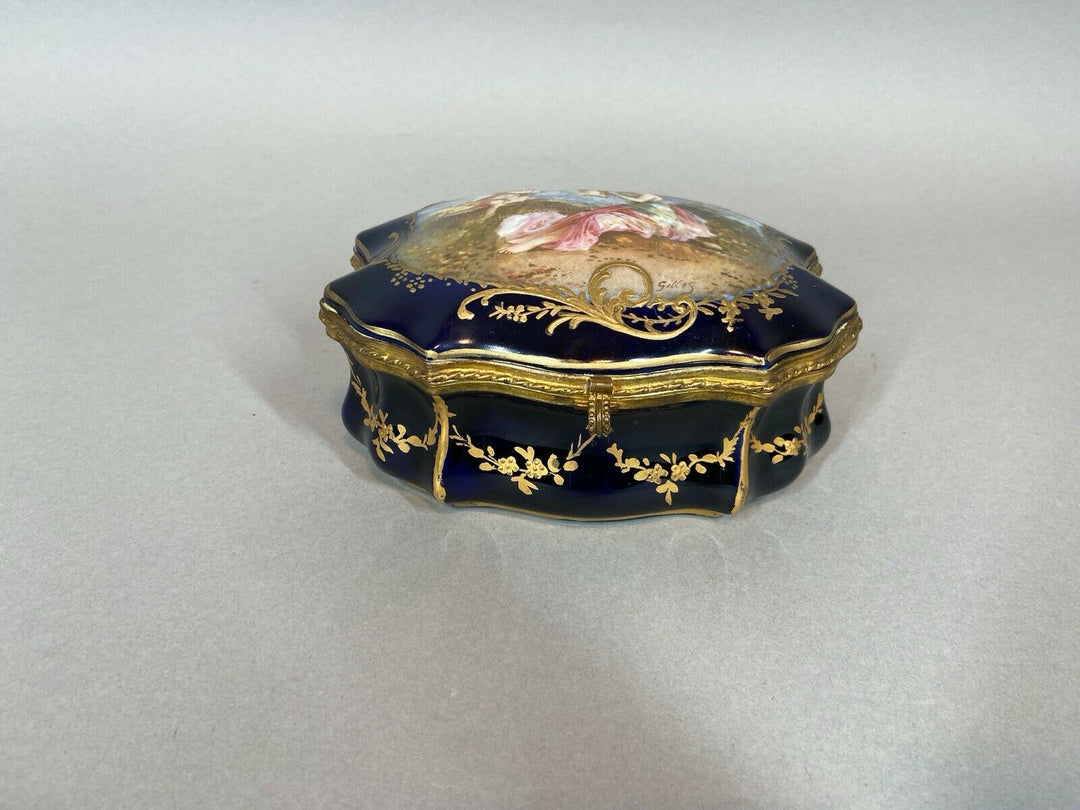 19th Century French Sèvre Porcelain Box. WORLDWIDE FREE SHIPPING