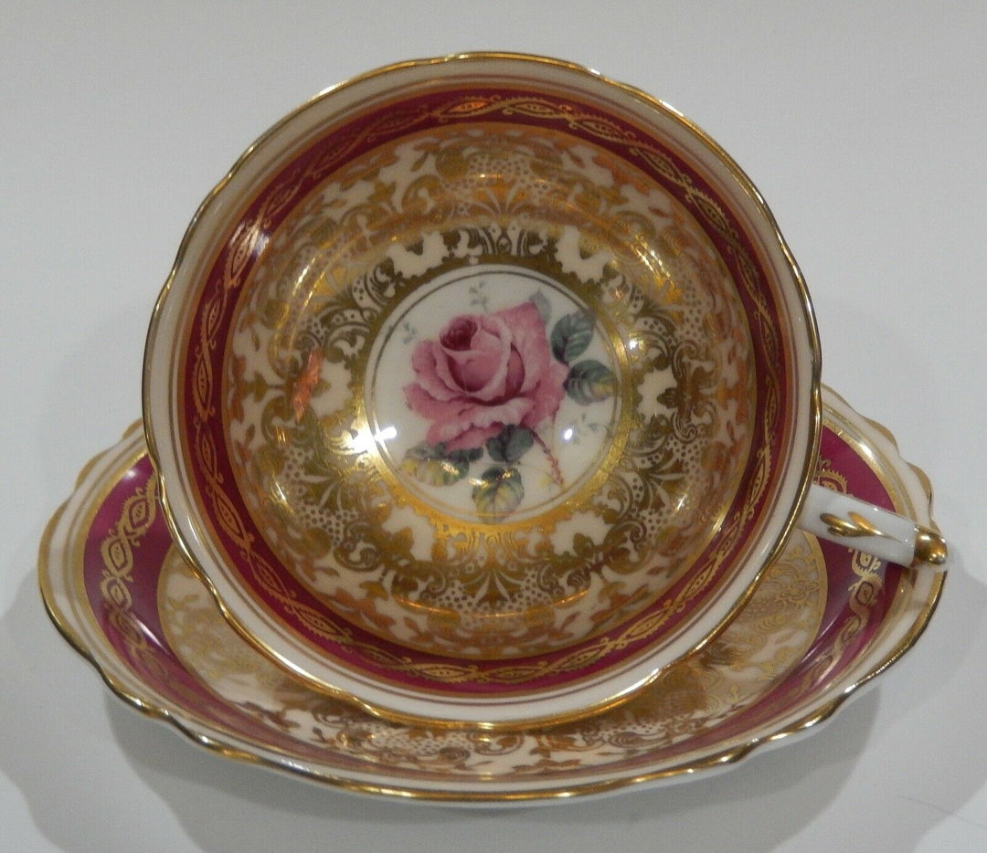 パラゴン　ピンクローズと金彩のロココ文様のレッドカップ＆ソーサー