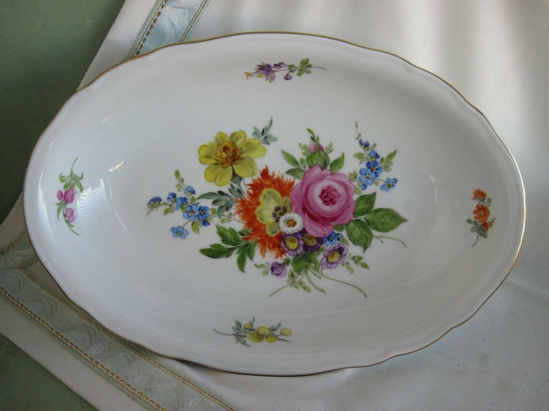 Schöne Meissen Schale mit vielen Blumen und Gold