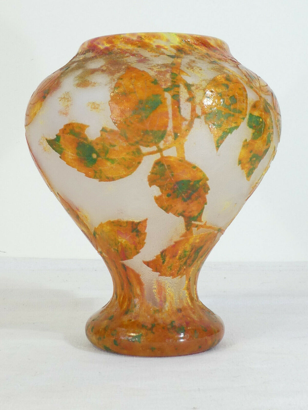 Vase DAUM NANCY les Rosiers en Autonme en Pate de verre degagé a l'acide