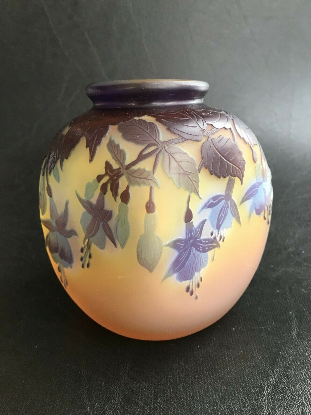 エミールガレ　フクシアの花が描かれたスクエア型の花瓶