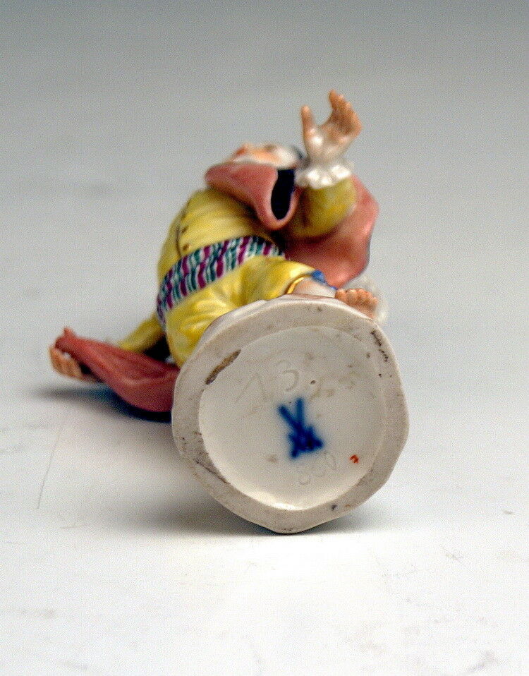 マイセン人形（フィギュリン）「変装したキューピッド」シリーズ、マントをつけたキューピッド