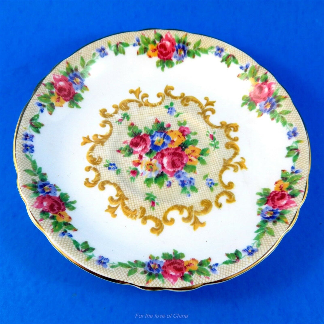 パラゴン　美しい刺繍模様のメヌエットカップ&ソーサー