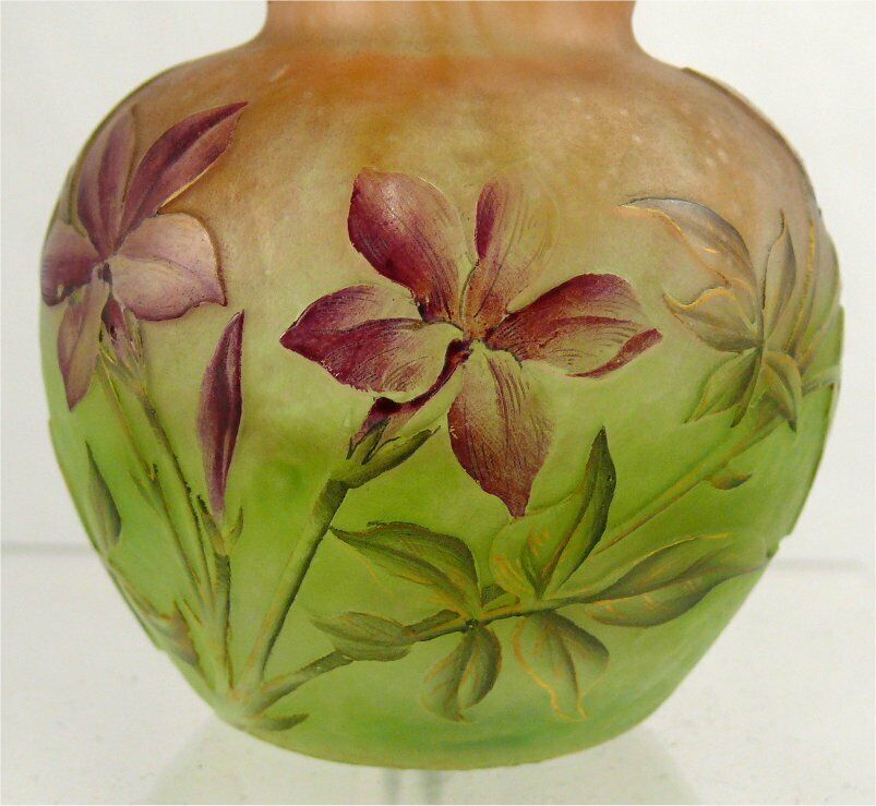 Daum, vase miniature multicouche, dégagé à l'acide, émaillé, doré, signé, intact