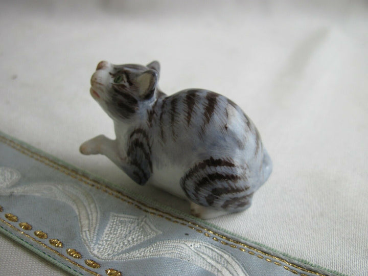 マイセン人形、足を出す猫